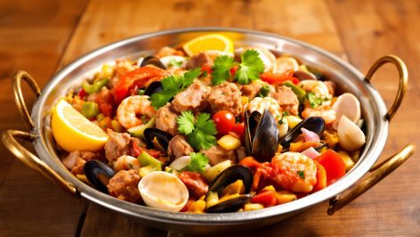 découvrez la cataplana de porc et fruits de mer, une recette portugaise traditionnelle qui marie à merveille les saveurs de la terre et de l'océan. un plat savoureux et convivial à partager !