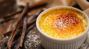 découvrez comment réaliser une crème brûlée maison à la croûte caramélisée parfaite, avec peu d’ingrédients pour un dessert traditionnel aussi élégant que facile à réussir.