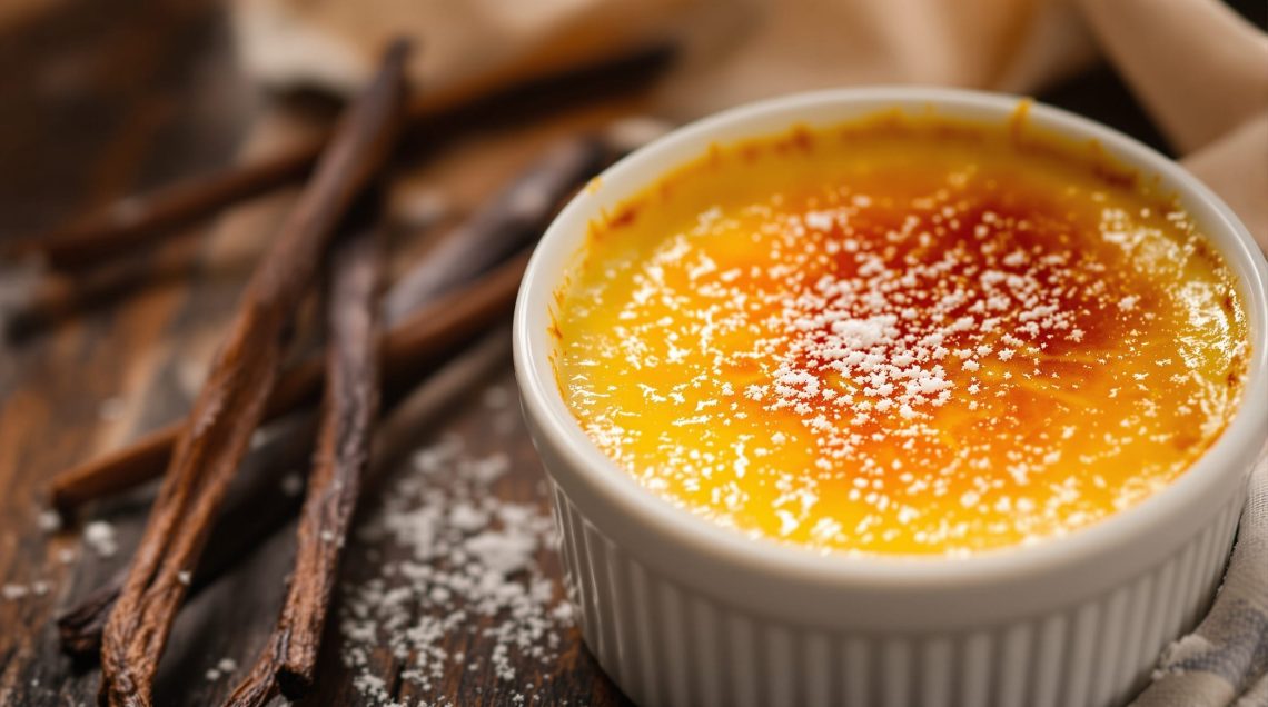 découvrez comment réaliser une crème brûlée maison à la croûte caramélisée parfaite, avec peu d’ingrédients pour un dessert traditionnel aussi élégant que facile à réussir.