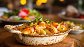 découvrez la recette facile des endives au jambon en gratin : un classique des bistrots qui sublime les endives avec une béchamel onctueuse et du fromage gratiné, à partager en famille !