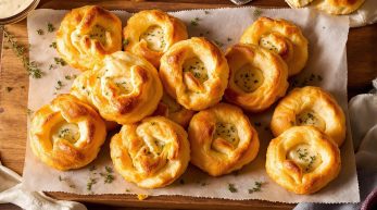 découvrez notre recette facile de gougères au comté : de savoureuses bouchées soufflées et fondantes, parfaites pour l'apéritif. prêtes en quelques minutes, elles raviront tous les amateurs de fromage !