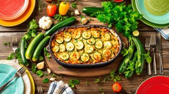 découvrez la recette du gratin de courgettes sans œufs ni crème, une version légère et savoureuse qui séduit tous les gourmands. facile à préparer, idéale pour un repas sain et équilibré !