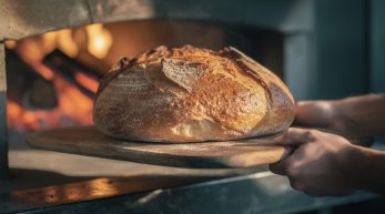 découvrez notre recette traditionnelle du pain au four à bois avec les astuces pour un pain parfaitement cuit et croustillant, ainsi que le temps de cuisson idéal.