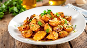 découvrez la recette authentique des pommes de terre sarladaises : une poêlée hivernale croustillante et fondante, relevée à l’ail et au persil. un accompagnement savoureux pour réchauffer vos repas !