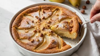 clafoutis-express-poires-noisettes-part-decoupee
